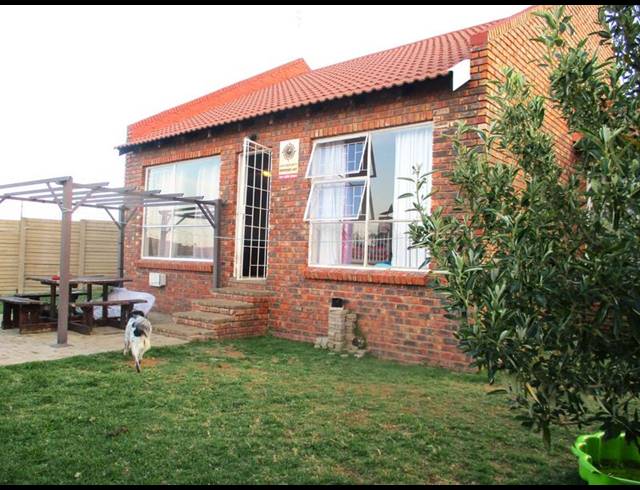 3 BEDROOM TOWNHOUSE FOR SALE IN LANGENHOVENPARK